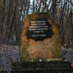 kamienny pomnik z tablicą głoszącą "miejsce masowych straceń polaków pomordowanych przez okupanta niemieckiego w roku 1939. Cześć ich pamięci"